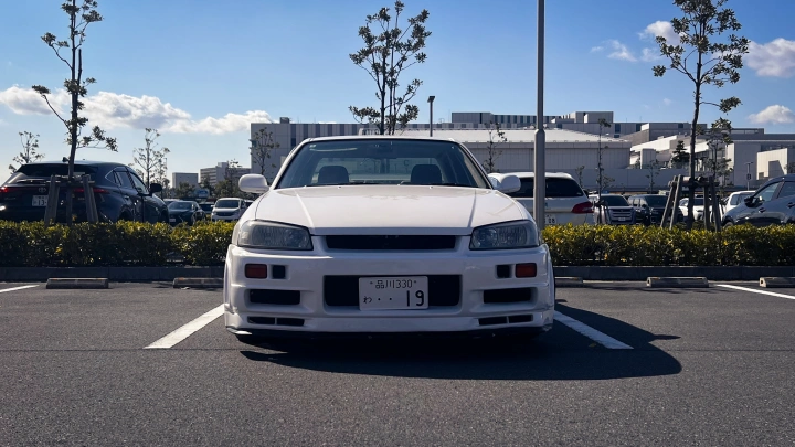 Skyline HR34 Pearl White Tokyo JDM Rental - photo 2