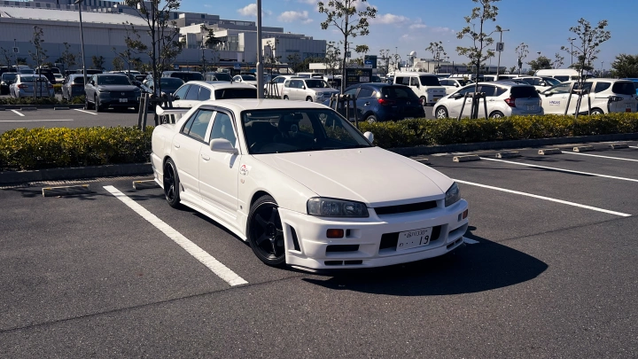 Skyline HR34 Pearl White Tokyo JDM Rental - photo 1