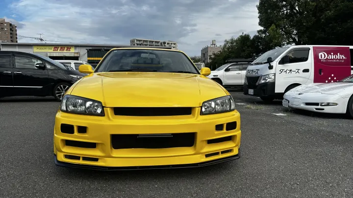 日産 スカイライン R34 HR34 セダン ライトニングイエロー Tokyo JDM Rental - photo 2