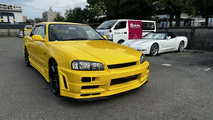 日産 スカイライン R34 HR34 セダン ライトニングイエロー Tokyo JDM Rental - photo 1