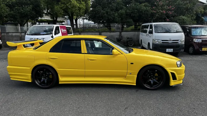 日産 スカイライン R34 HR34 セダン ライトニングイエロー Tokyo JDM Rental - photo 3